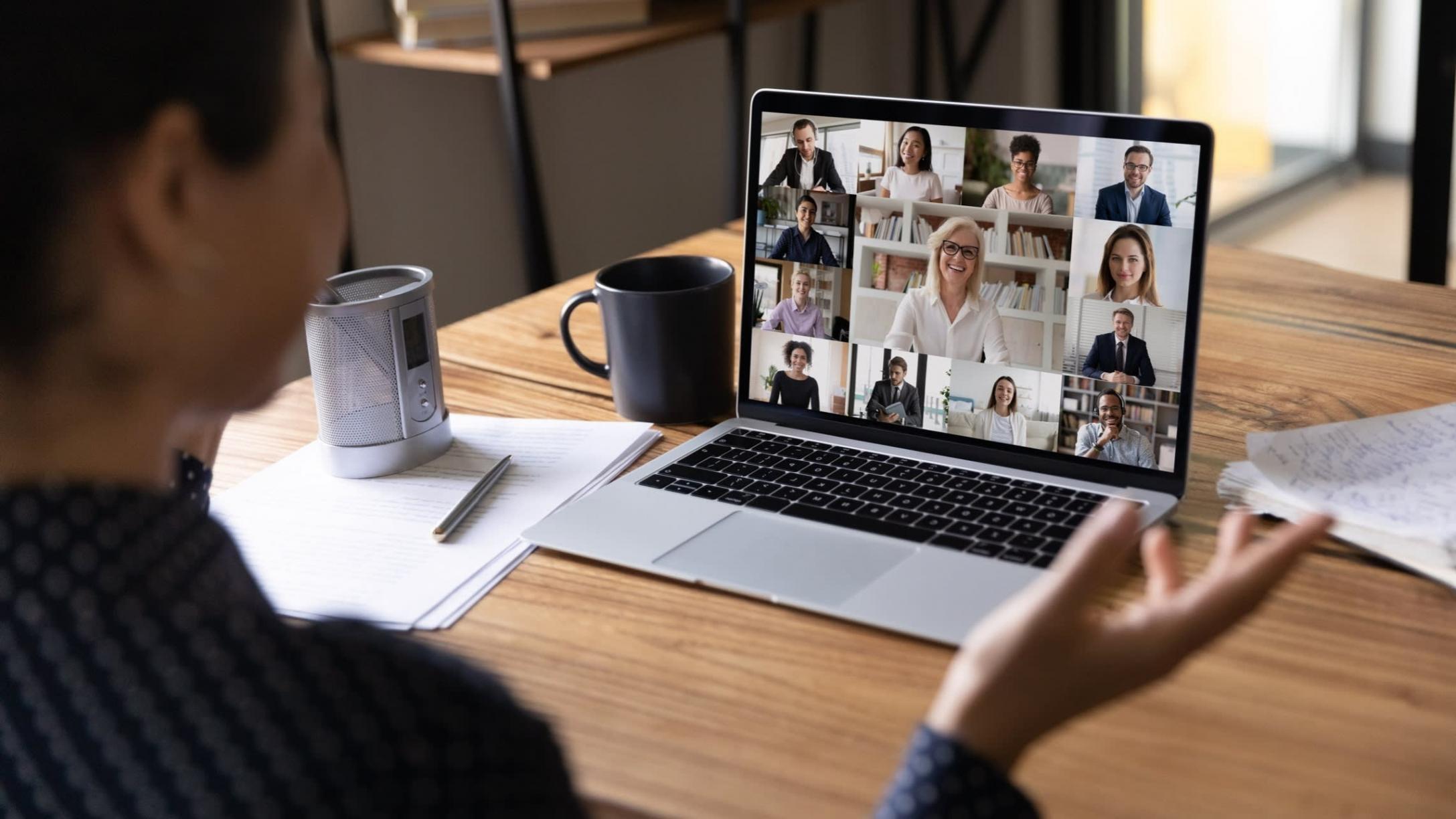 Schulungsraum mit Teilnehmern beim interaktiven Lernen